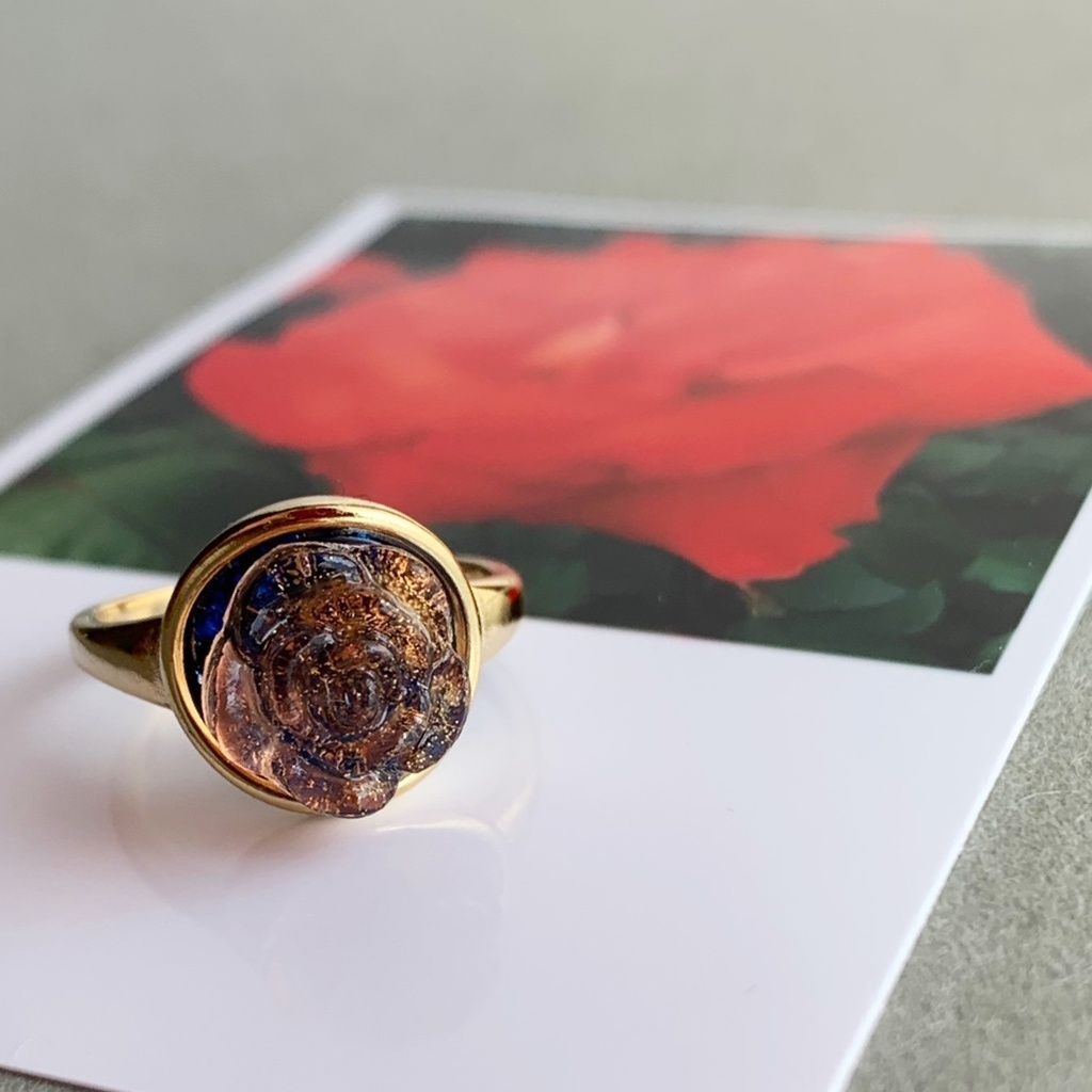 燃えるバラの指輪