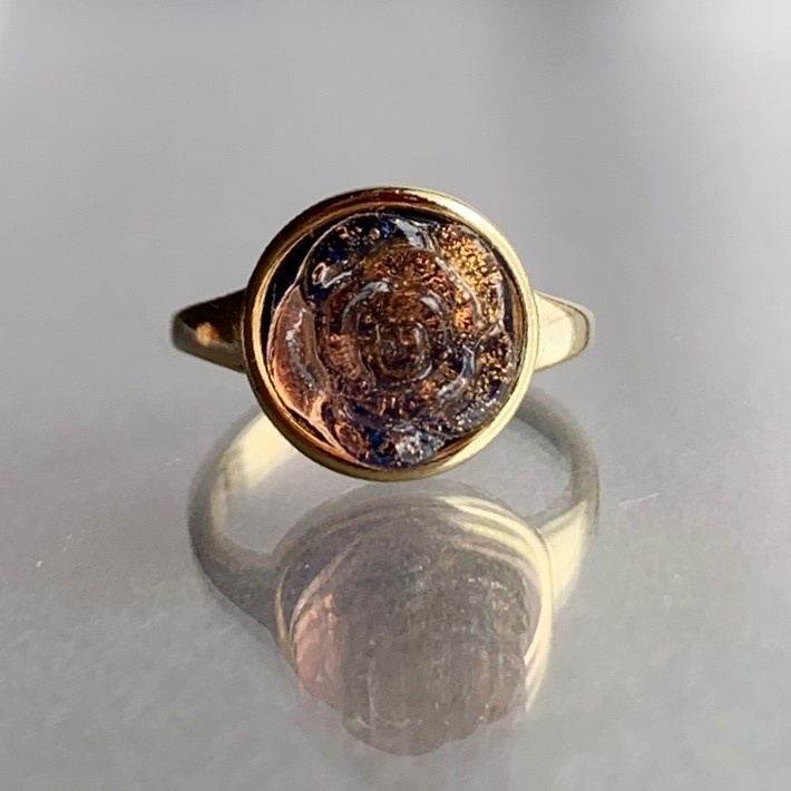 燃えるバラの指輪