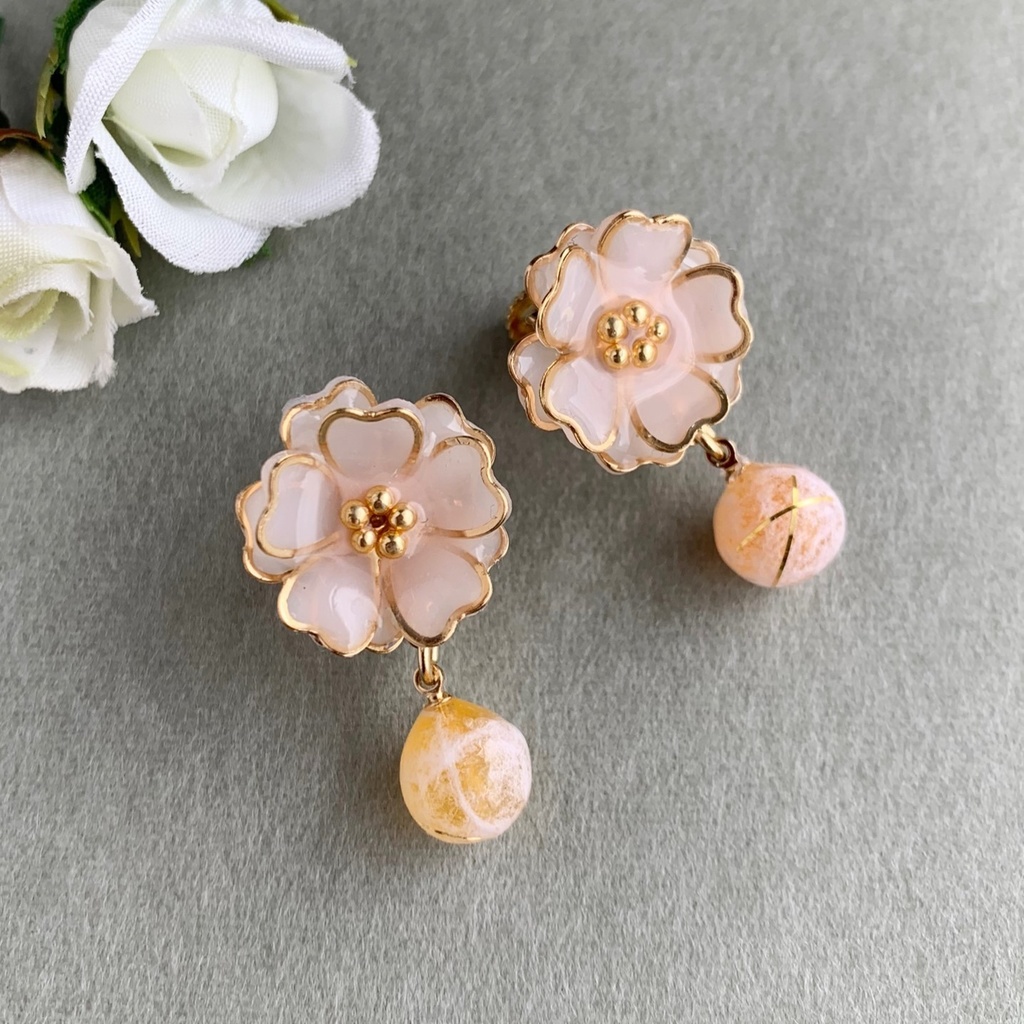 薔薇のぼんぼりイヤリング