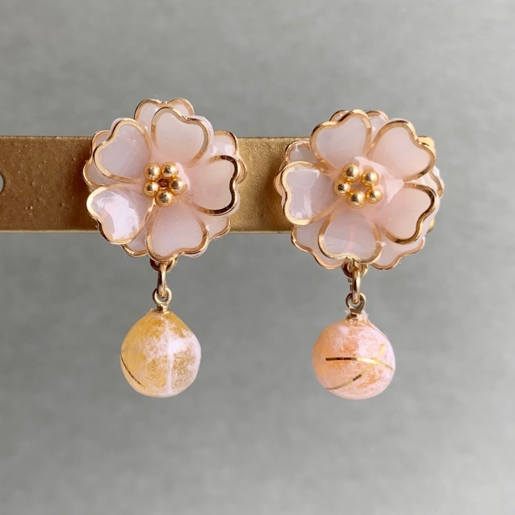 薔薇のぼんぼりイヤリング