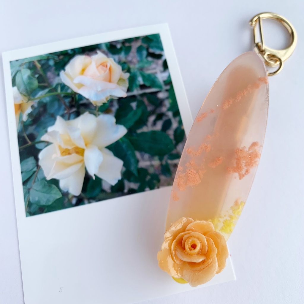 夕焼けに咲くバラのキークリップ