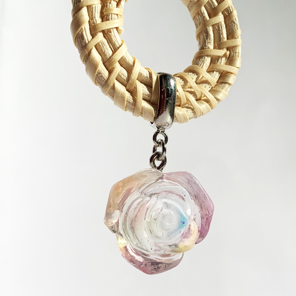 虹色の薔薇アクセサリー