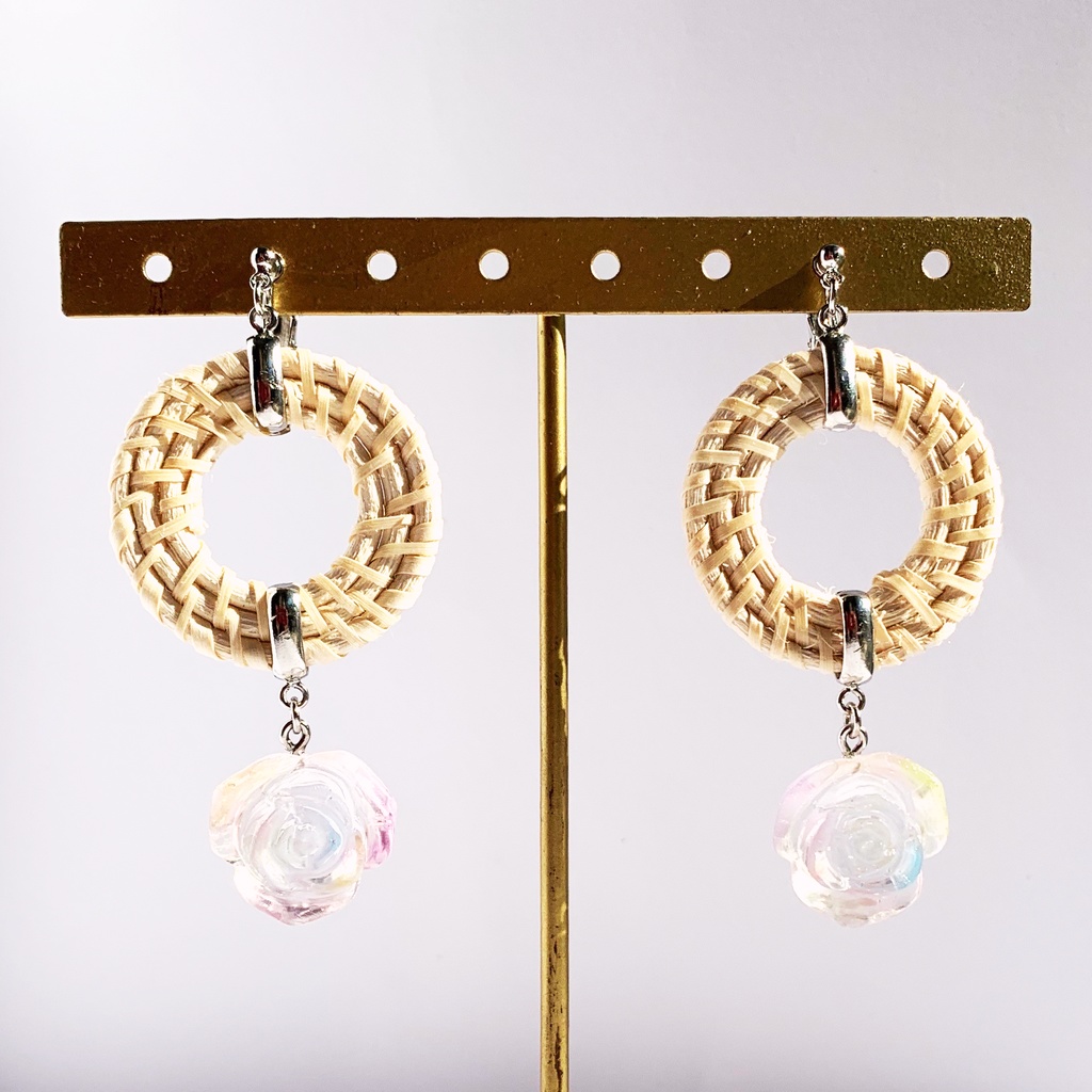 虹色の薔薇アクセサリー