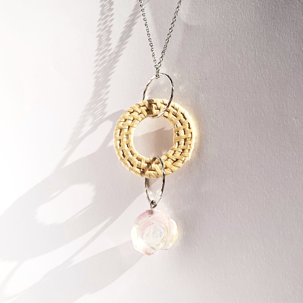 虹色の薔薇アクセサリー