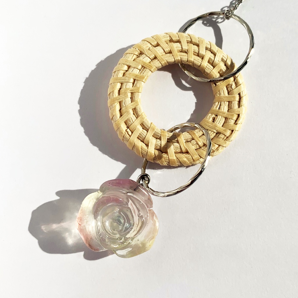 虹色の薔薇アクセサリー