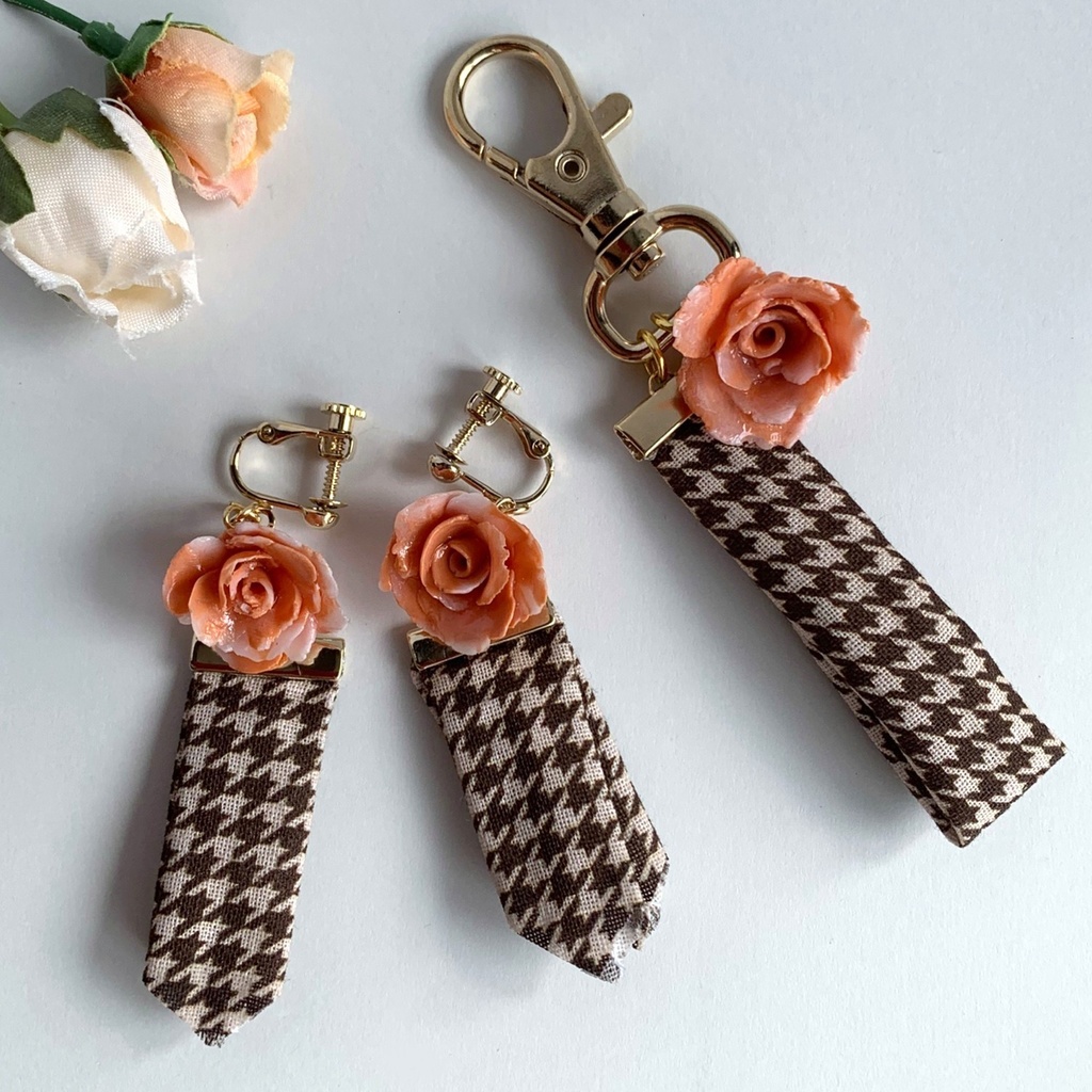 薔薇と千鳥格子のイヤリング・ピアス・キーホルダー