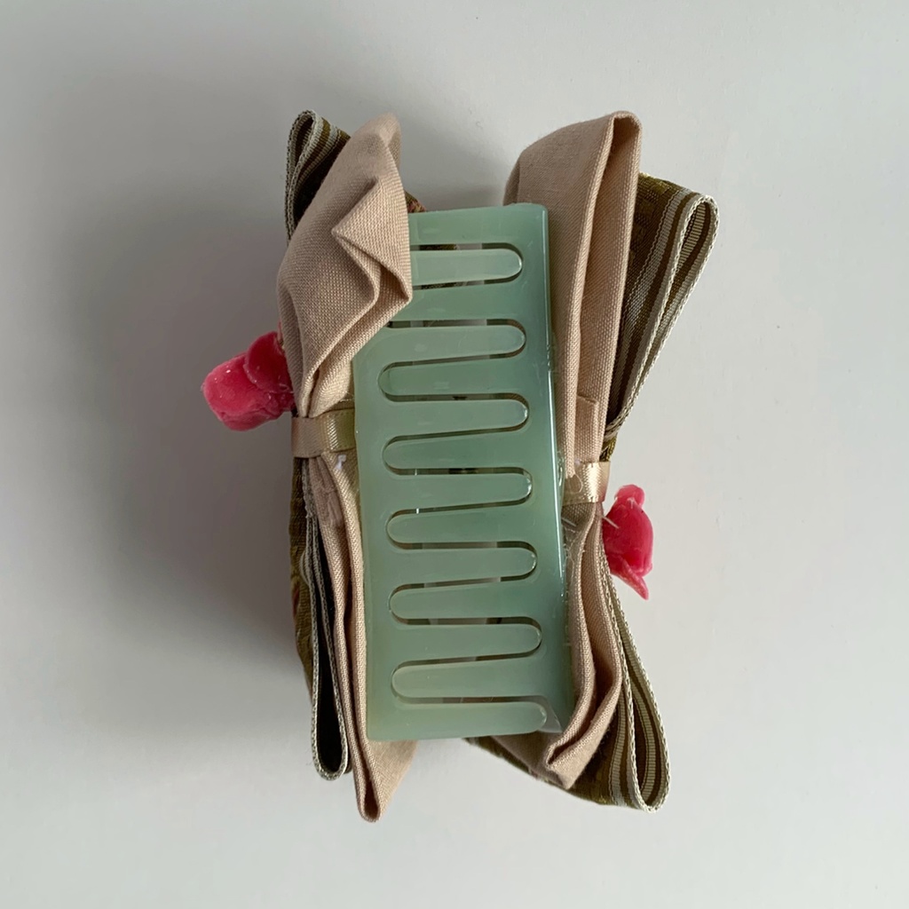 森に咲く赤い薔薇のヘアアクセサリー