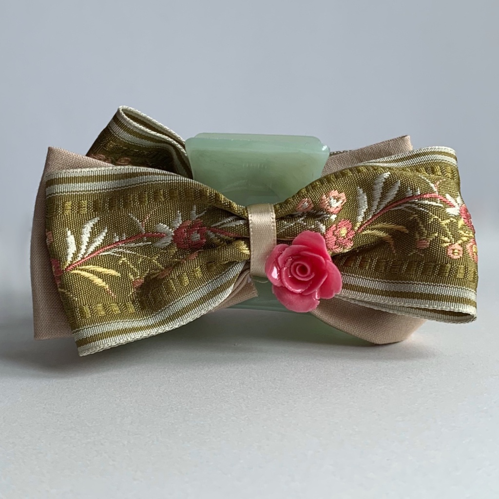 森に咲く赤い薔薇のヘアアクセサリー