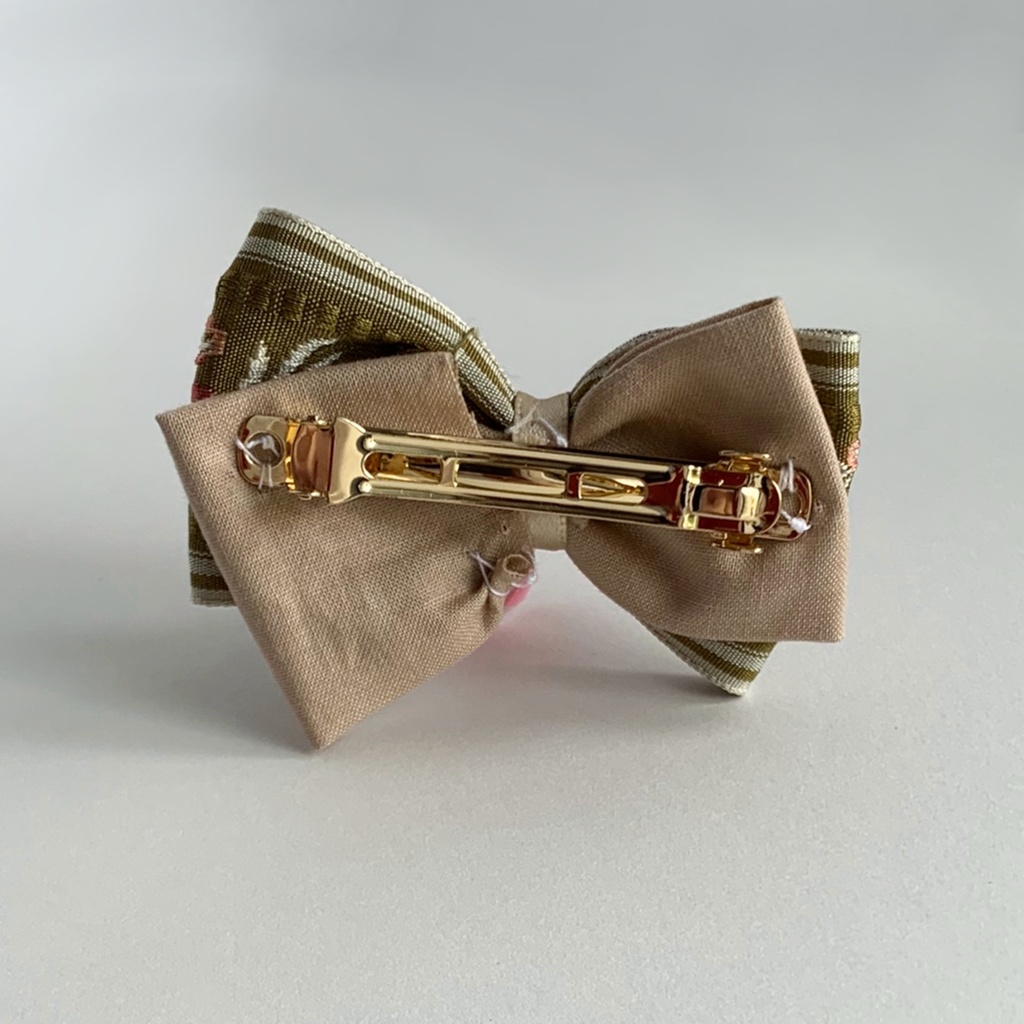 森に咲く赤い薔薇のヘアアクセサリー