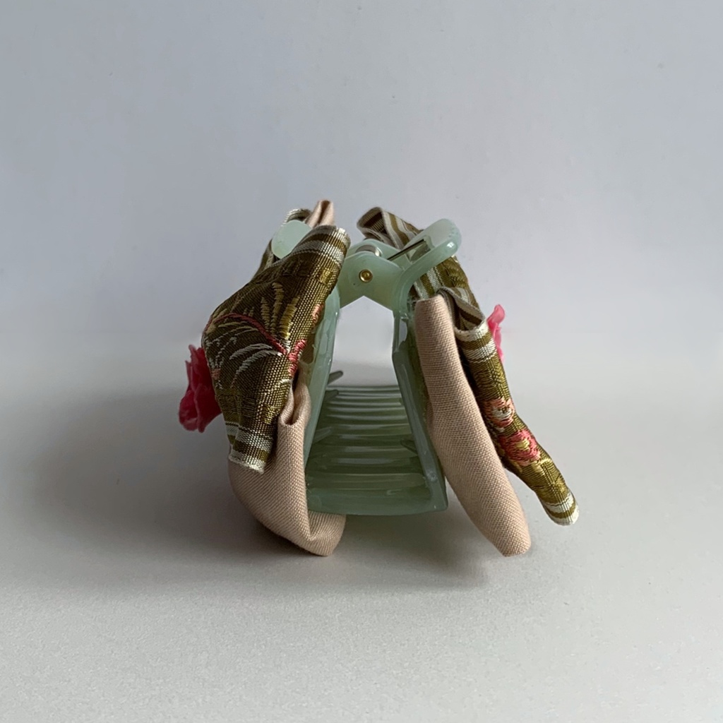 森に咲く赤い薔薇のヘアアクセサリー