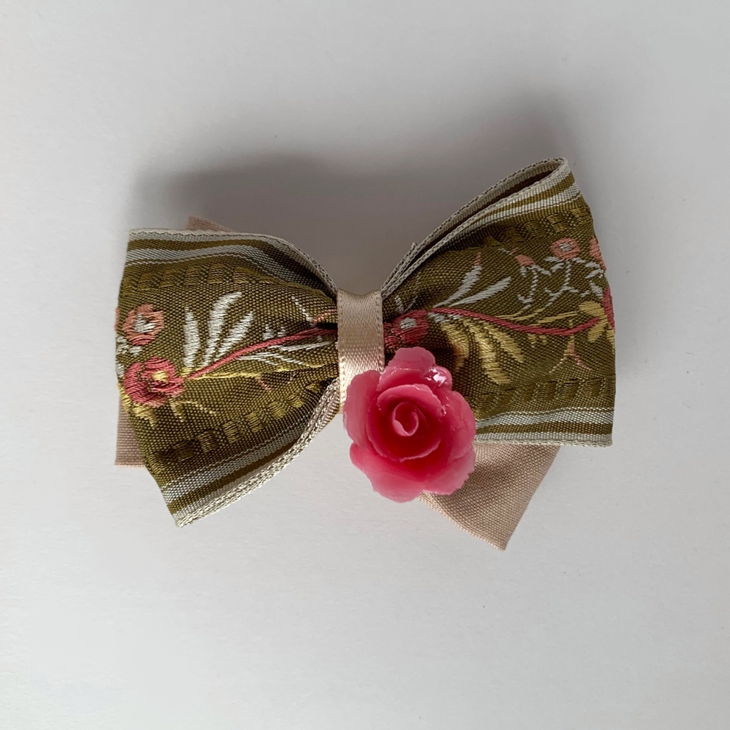 森に咲く赤い薔薇のヘアアクセサリー