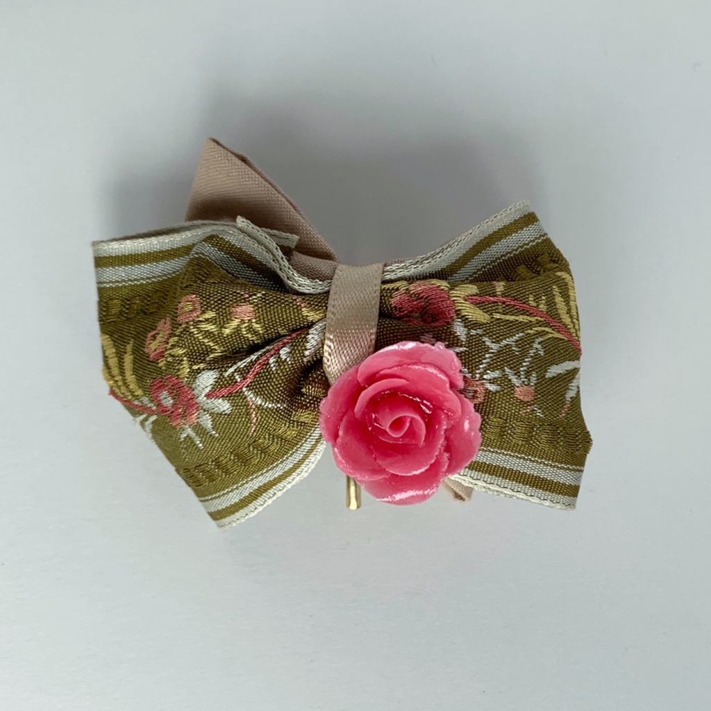 森に咲く赤い薔薇のヘアアクセサリー