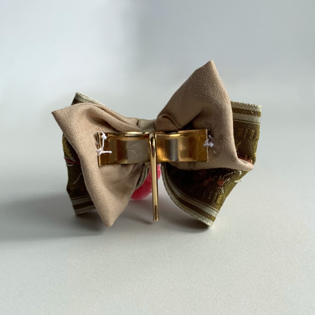 森に咲く赤い薔薇のヘアアクセサリー