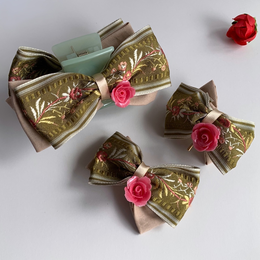 森に咲く赤い薔薇のヘアアクセサリー