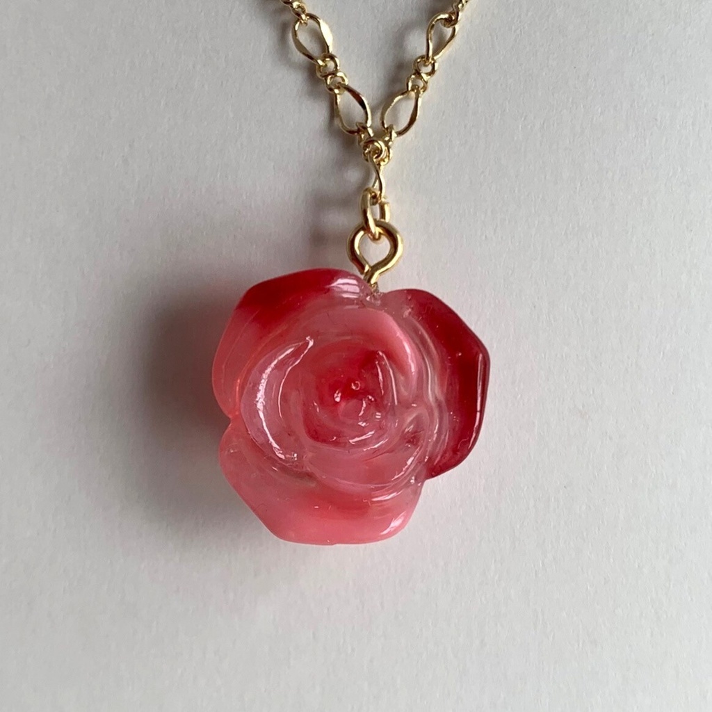 紅いリボンと薔薇のネックレス