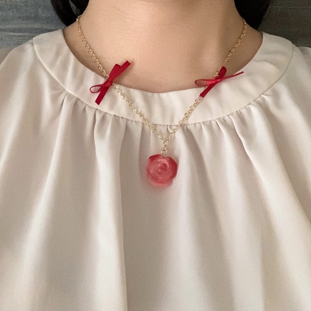 紅いリボンと薔薇のネックレス