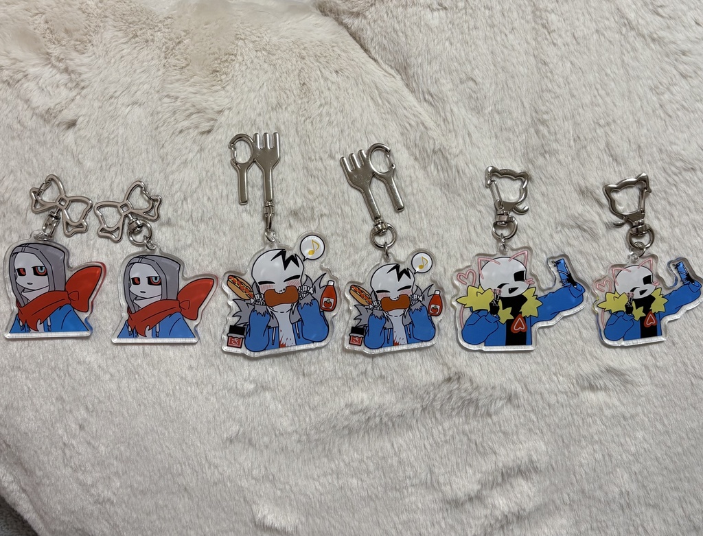 ⚠️作成ミスにより小さくしてしまいましたので値引きしてます⚠️「5cm」継続組ソロ両面アクキー「リボン結びマーダー」「食いしん坊ホラー」「自撮りキラー」