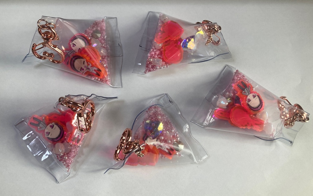 森白馬のシャカシャカキーホルダー