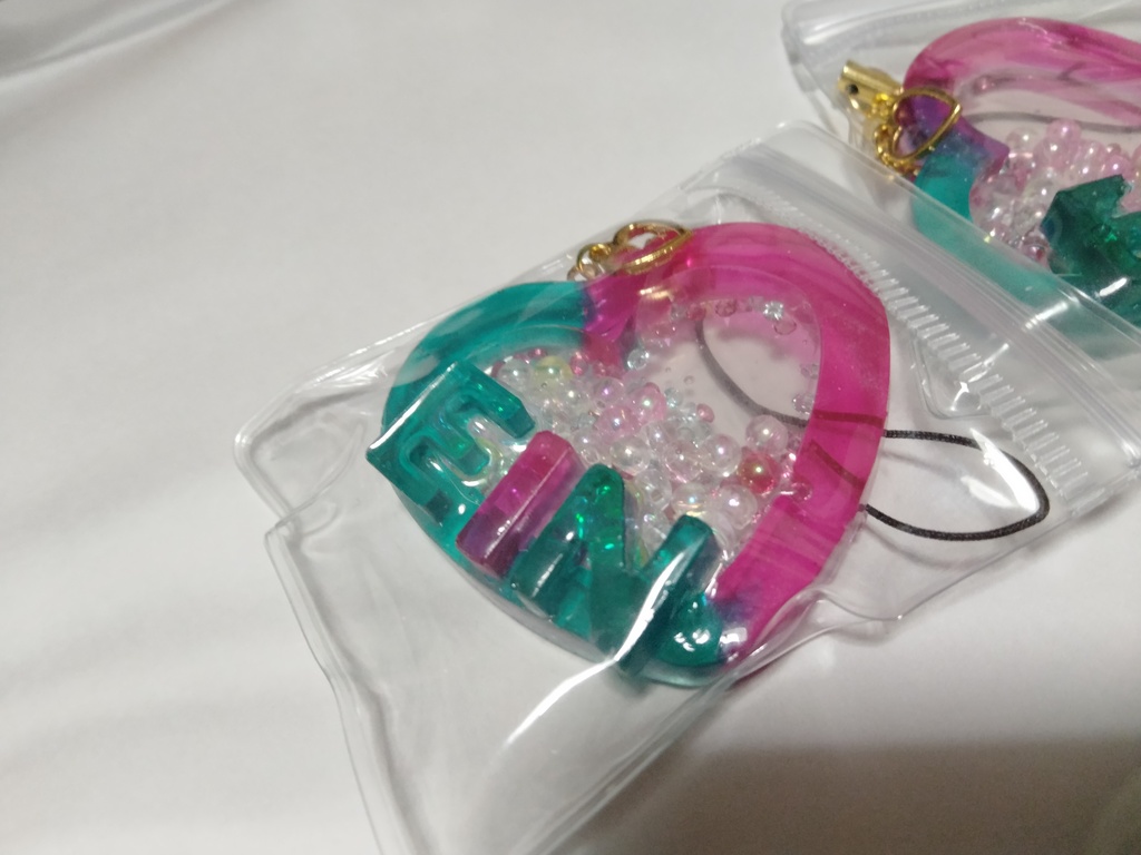 目の色ハート型シャカシャカストラップ