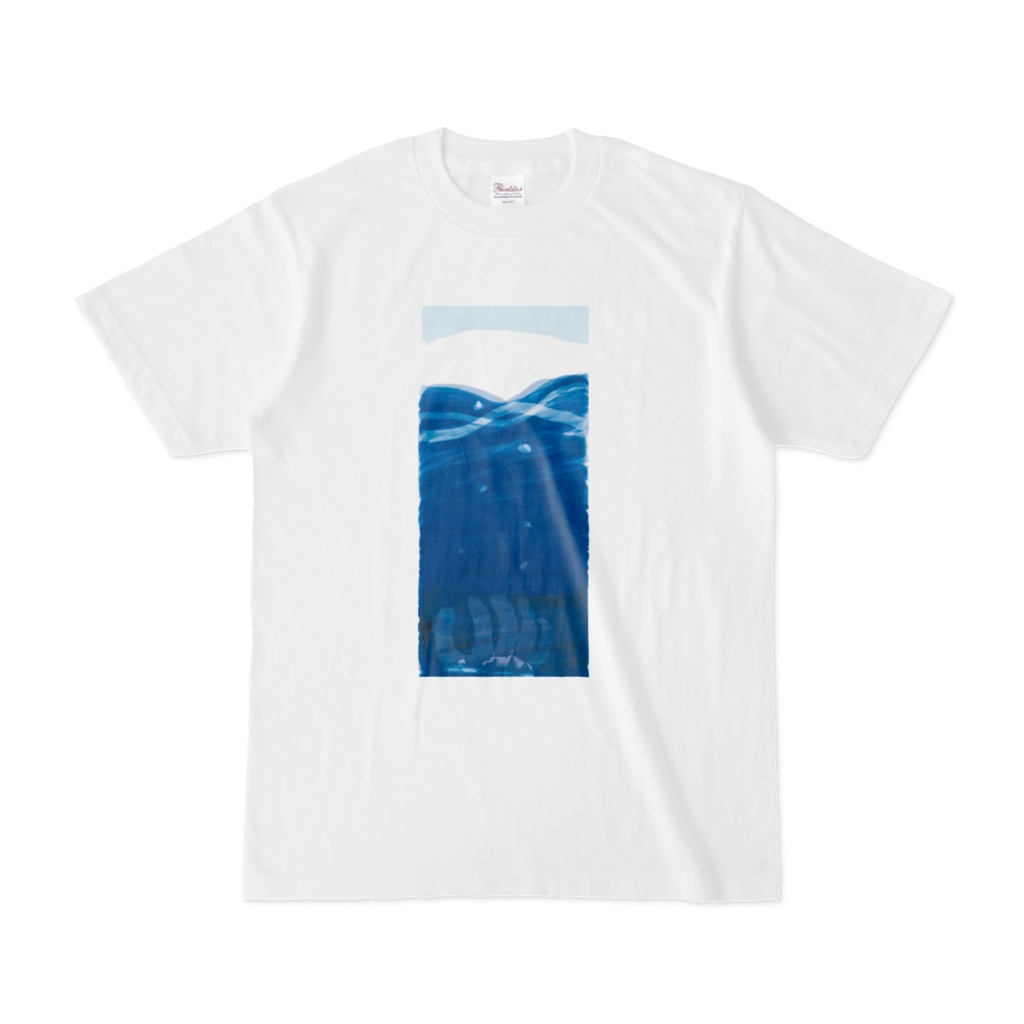 水底に沈むTシャツ