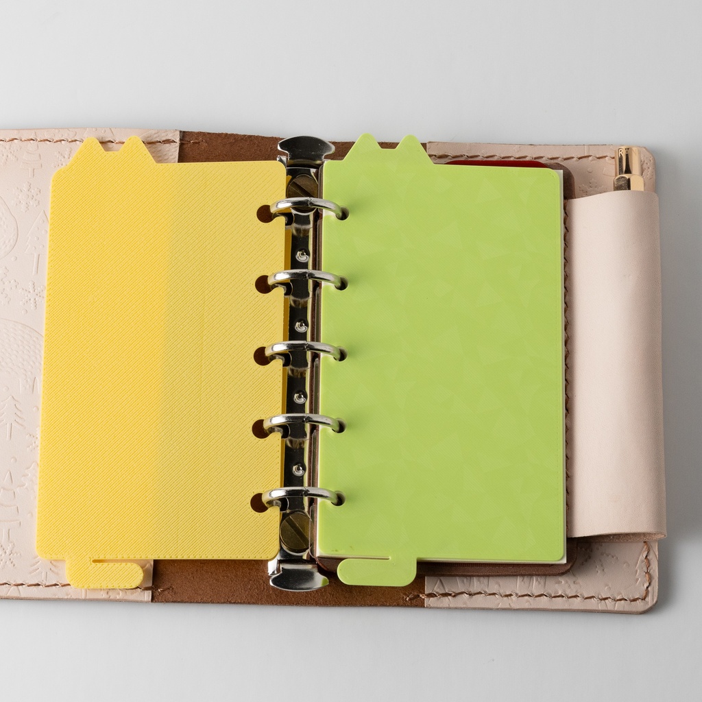 【3Dプリント製】2枚セット/M5サイズ手帳用「ねこのみみしっぽインデックス 菜の花色」ダイヤモンド柄