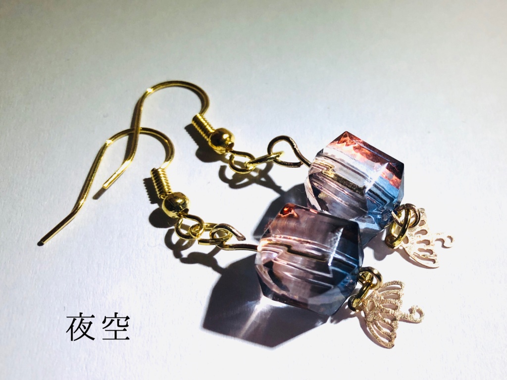 朝・昼・夜の揺れるピアス