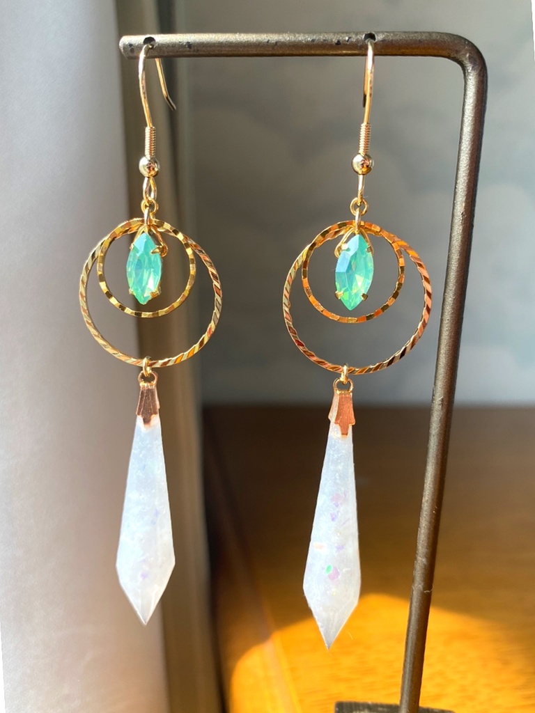 オーロラ水晶と翡翠の蓄光シャンデリアピアス