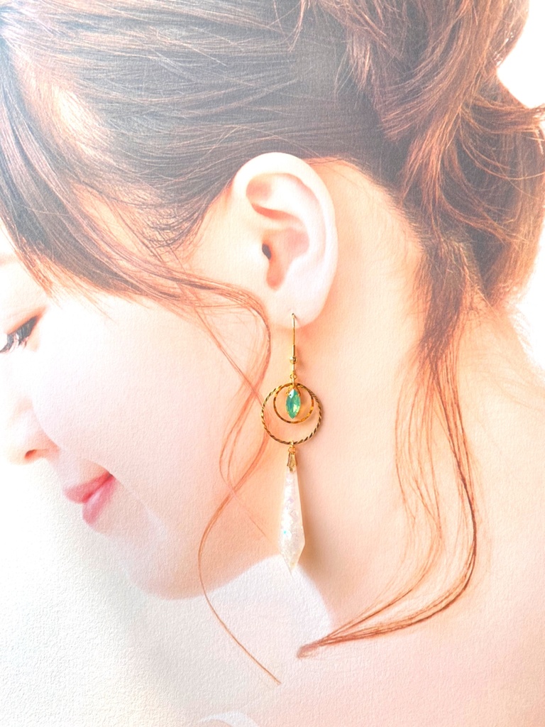オーロラ水晶と翡翠の蓄光シャンデリアピアス