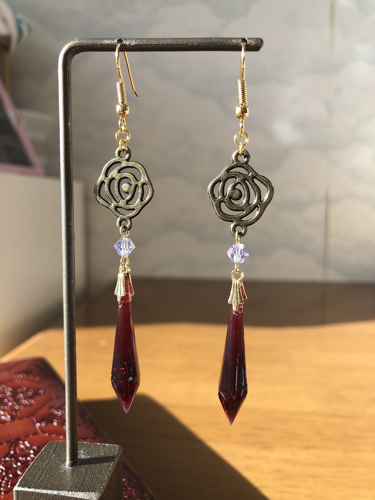 ワインレッドと薔薇のシャンデリアピアス