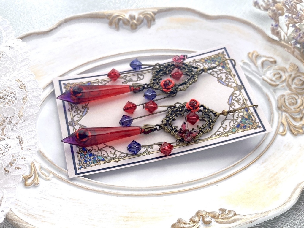 アンティークゴールドの赤薔薇水晶 蝶々シャンデリアピアス