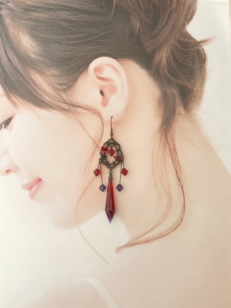 アンティークゴールドの赤薔薇水晶 蝶々シャンデリアピアス