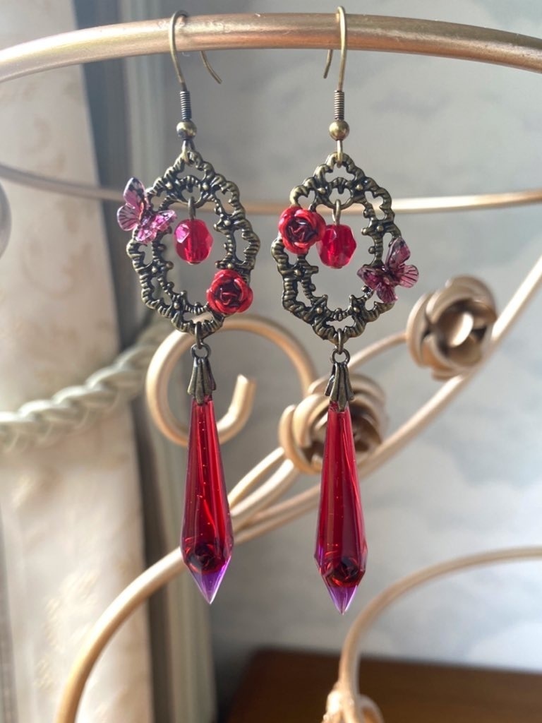 アンティークゴールドの赤薔薇水晶　蝶々シャンデリアピアス