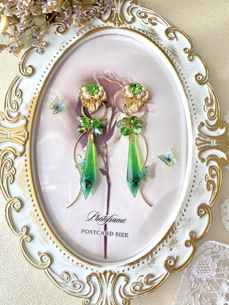 揺らめくグリーンフォレストのリーフバタフライ薔薇水晶 2wayシャンデリアピアス