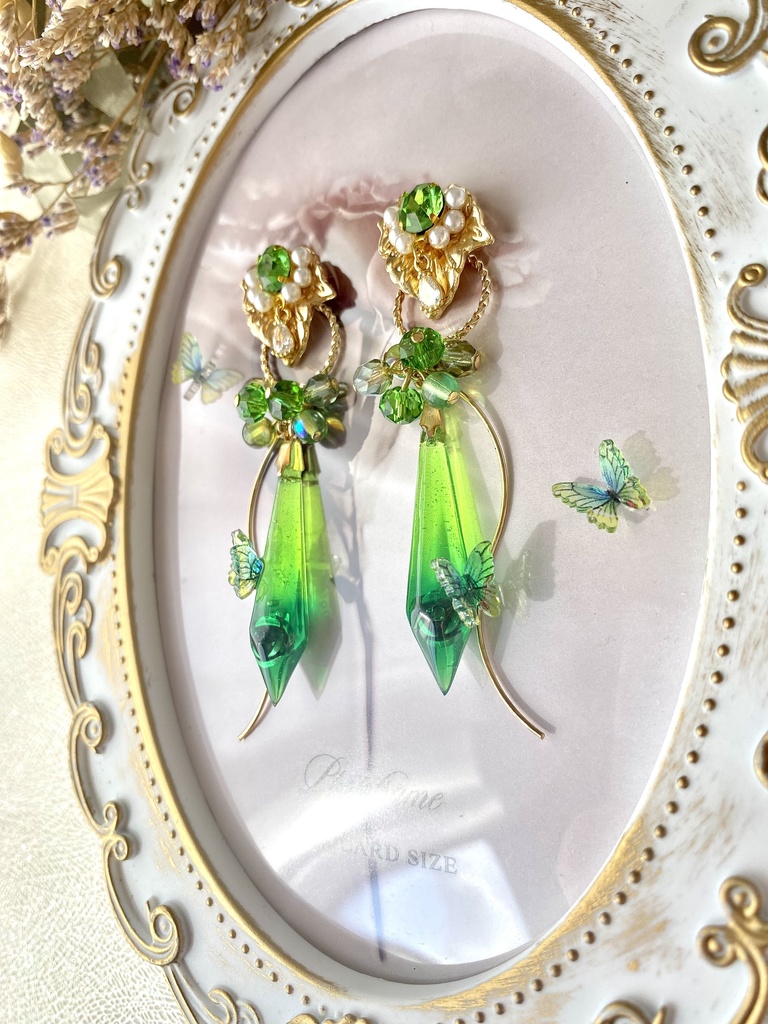 揺らめくグリーンフォレストのリーフバタフライ薔薇水晶 2wayシャンデリアピアス