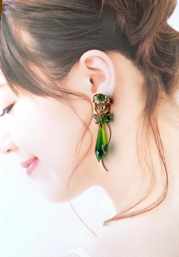 揺らめくグリーンフォレストのリーフバタフライ薔薇水晶 2wayシャンデリアピアス