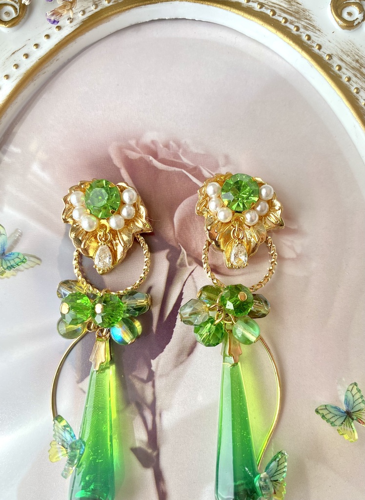 揺らめくグリーンフォレストのリーフバタフライ薔薇水晶 2wayシャンデリアピアス