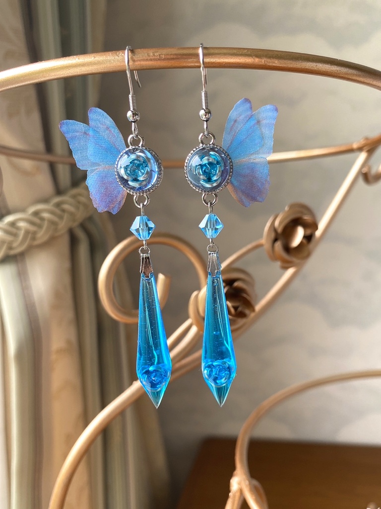 スカイブルーのローズバタフライ　シャンデリアピアス