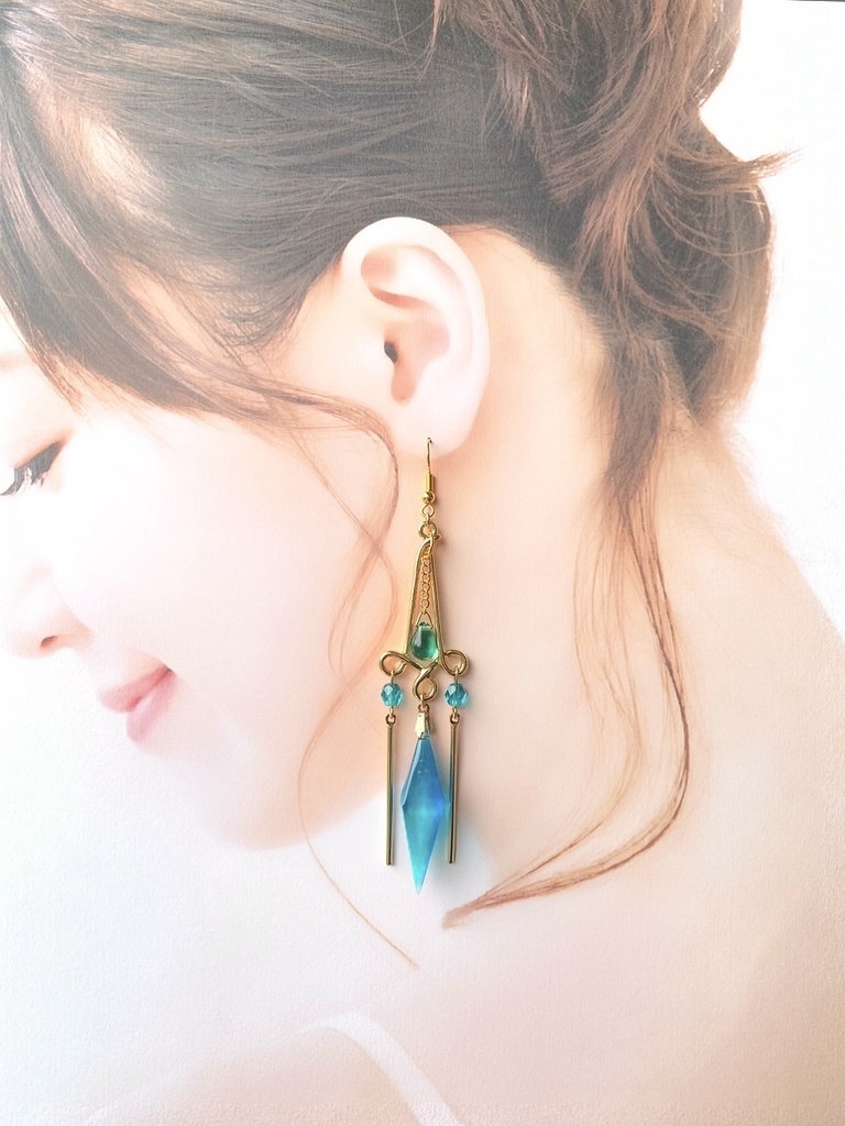 オーロラブルーグリーンの星占い ペンデュラムピアス