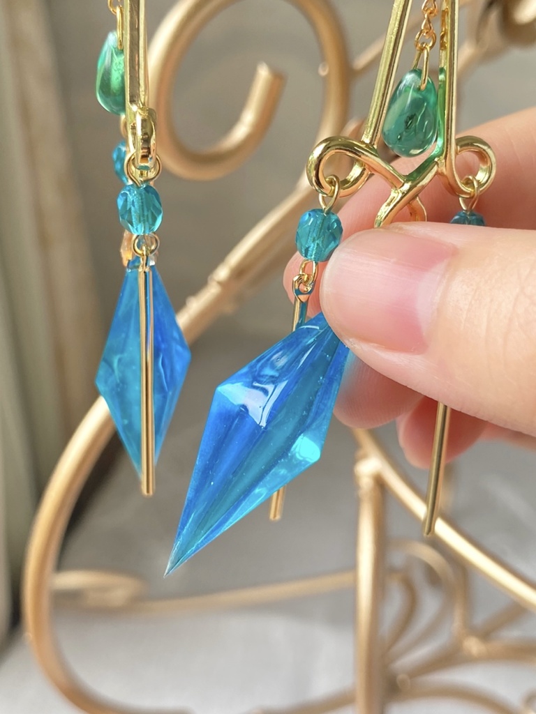 オーロラブルーグリーンの星占い ペンデュラムピアス