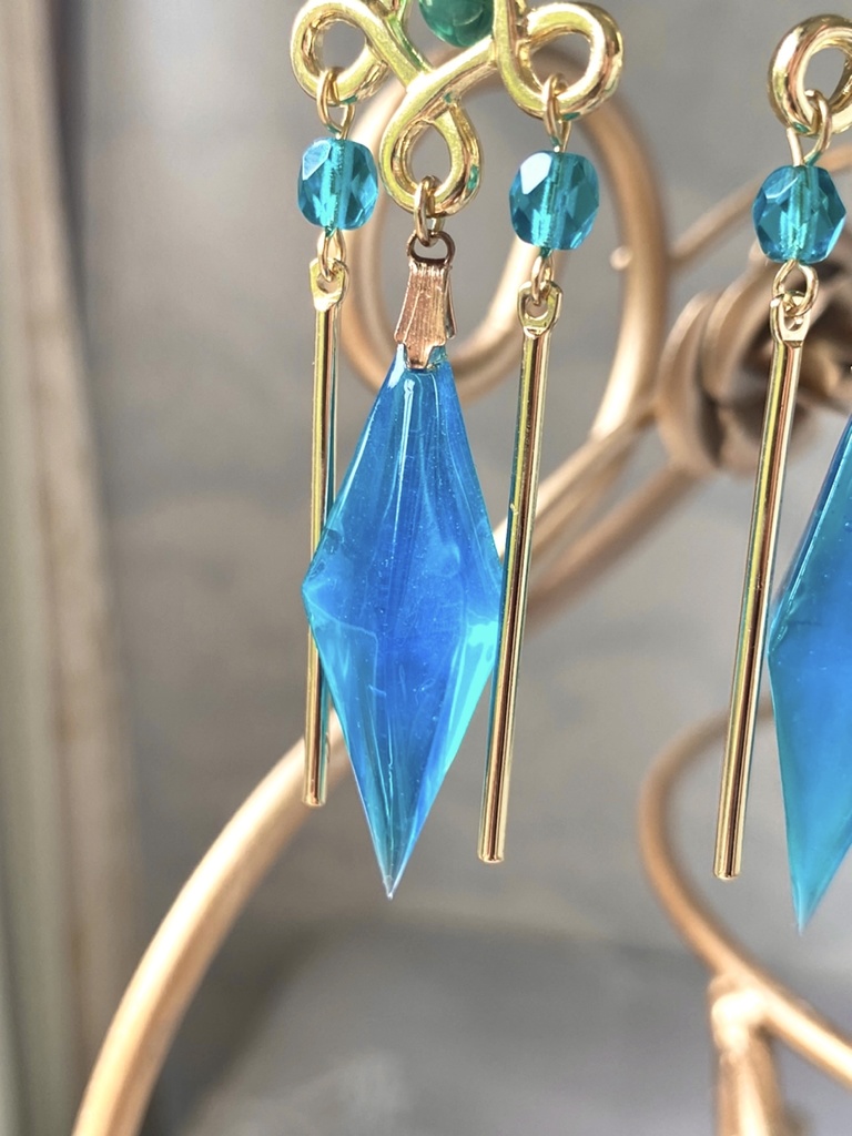 オーロラブルーグリーンの星占い ペンデュラムピアス