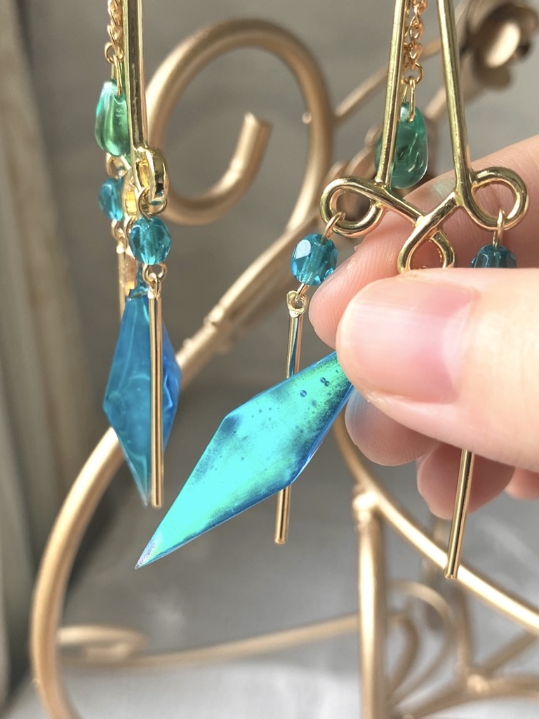 オーロラブルーグリーンの星占い ペンデュラムピアス