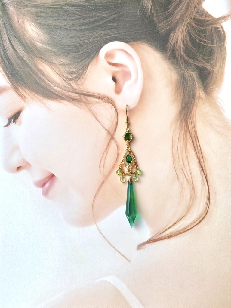 ピーコックエメラルドグリーンのステンドグラス風薔薇ピアス