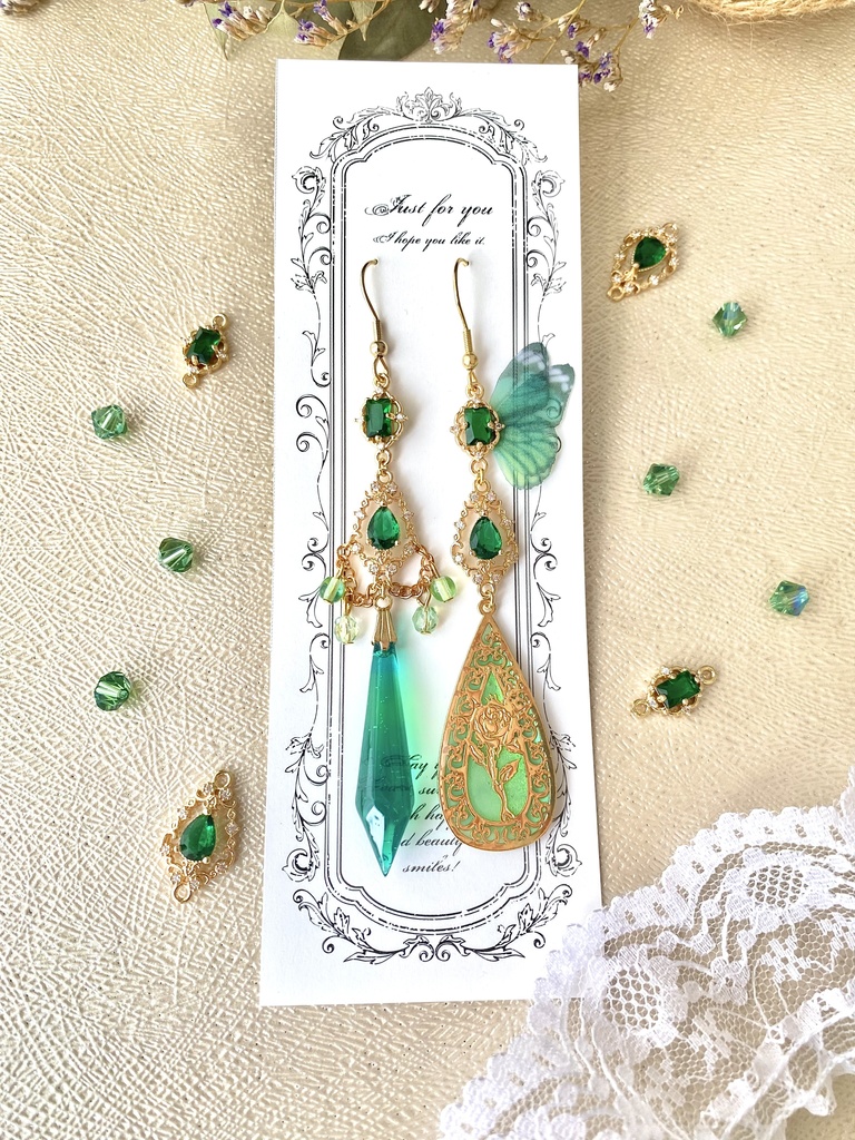 ピーコックエメラルドグリーンのステンドグラス風薔薇ピアス