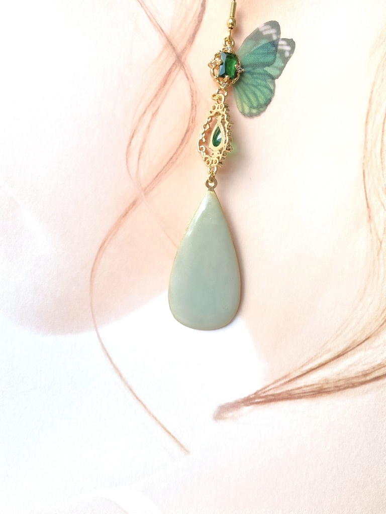 ピーコックエメラルドグリーンのステンドグラス風薔薇ピアス