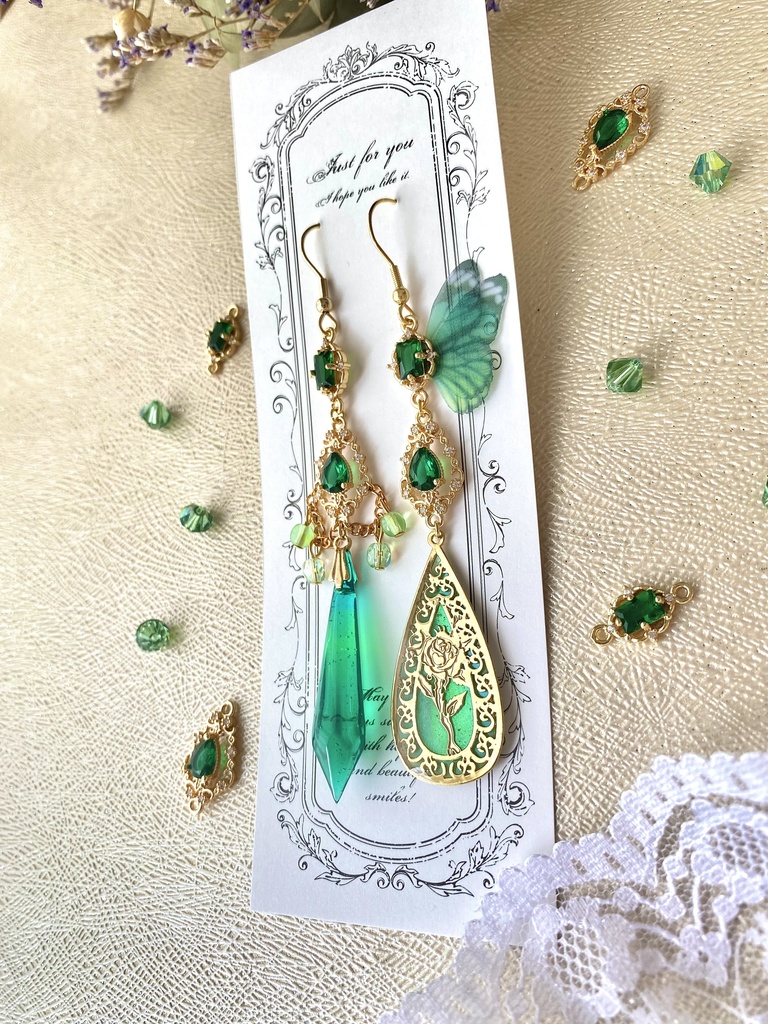 ピーコックエメラルドグリーンのステンドグラス風薔薇ピアス