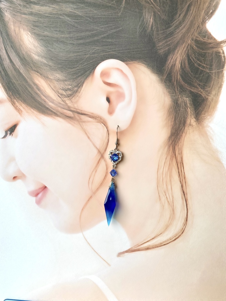 ロイヤルスカイブルーのステンドグラス風ペンデュラムピアス