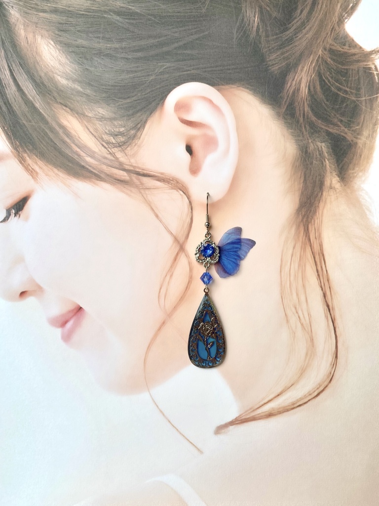 ロイヤルスカイブルーのステンドグラス風ペンデュラムピアス