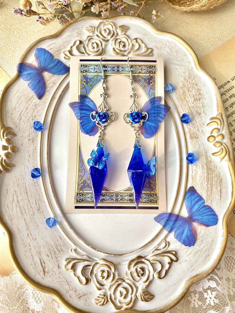 ロイヤルブルーに沈む　青薔薇水晶ペンデュラムピアス