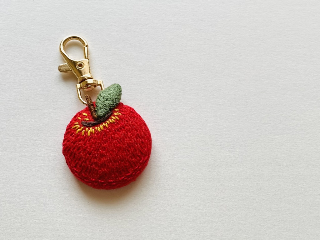 林檎の刺繍キーホルダー