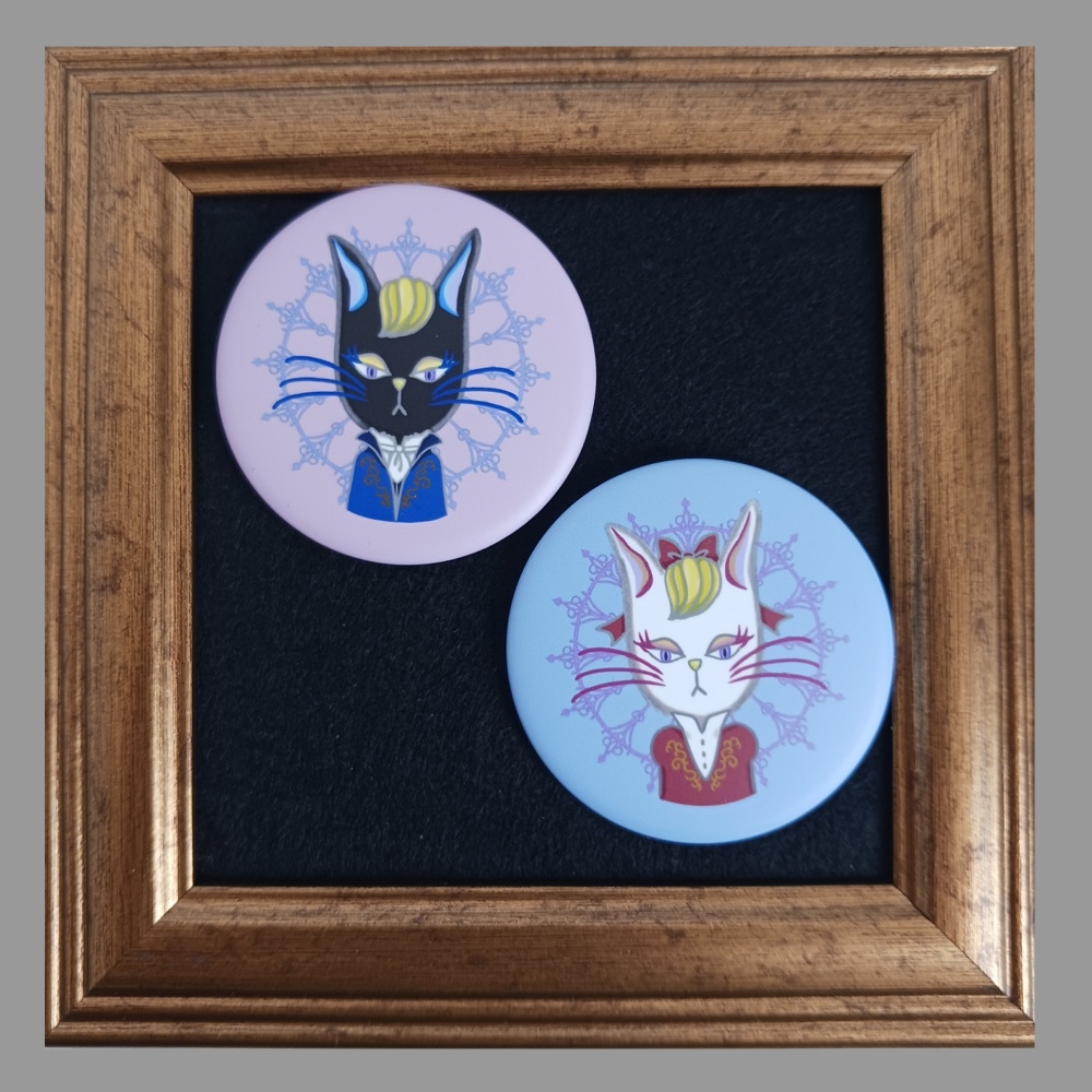 貴族猫の缶バッジ（黒猫白猫２個セット）
